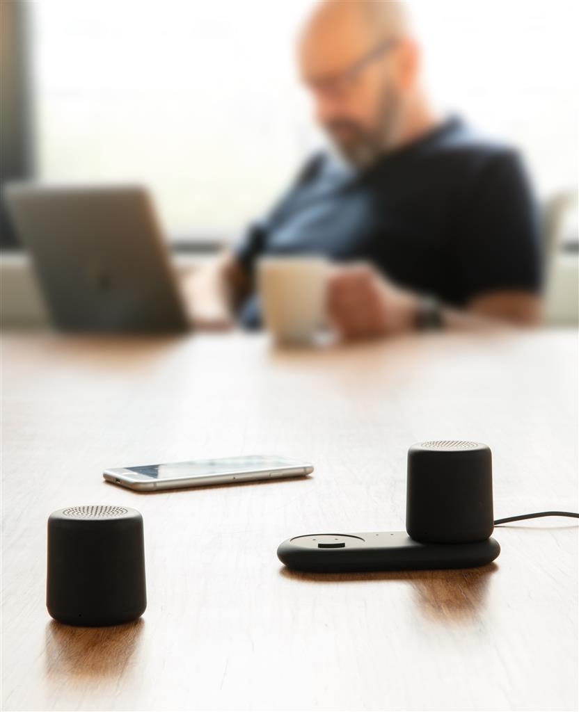 Set di speaker con doppia ricarica a induzione