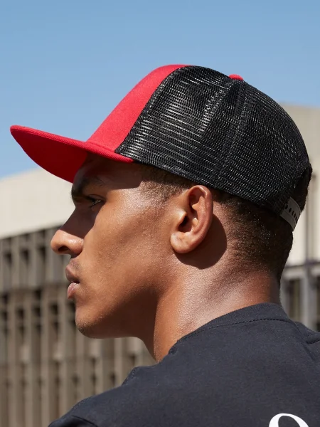 cappellino-modello-rap-e-snapback-personalizzato-beechfield-original-flat-peak-6-panels-trucker-18.webp