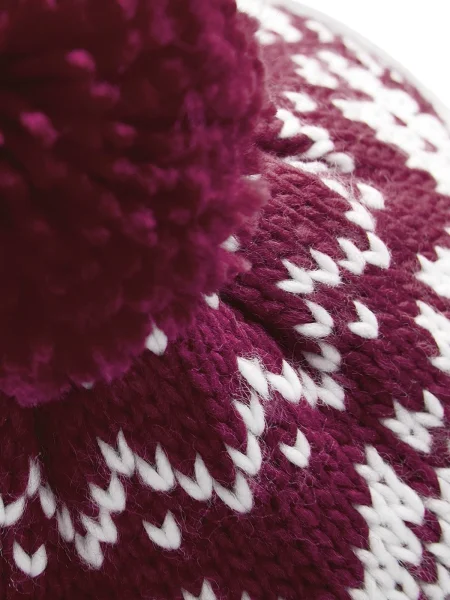 cappello-con-pon-pon-personalizzabile-beechfield-fair-isle-snowstar-burgundy-white-28.webp