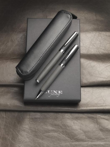 Set regalo con due penne personalizzate e sacchetto Luxe Carbon