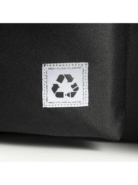 zaino-porta-pc-in-pet-riciclato-personalizzabile-demi-design-milano-cadorna-02-nero-27.webp