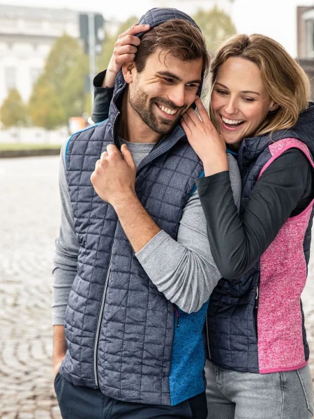 gilet-con-cappuccio-da-uomo-personalizzato-james-nicholson-knitted-hybrid-vest-27.webp