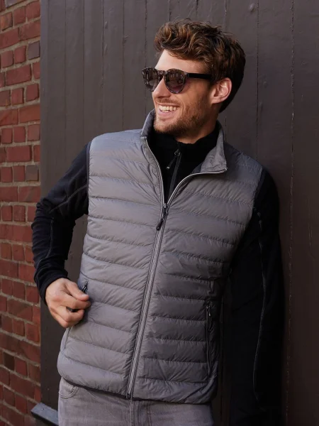 gilet-smanicato-uomo-leggero-in-poliestere-con-logo-36.webp