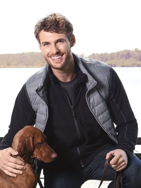 gilet-smanicato-uomo-leggero-in-poliestere-con-logo-41.webp
