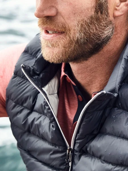 gilet-smanicato-uomo-leggero-in-poliestere-con-logo-42.webp