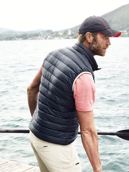 gilet-smanicato-uomo-leggero-in-poliestere-con-logo-43.webp