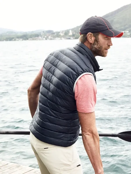 gilet-smanicato-uomo-leggero-in-poliestere-con-logo-8.webp