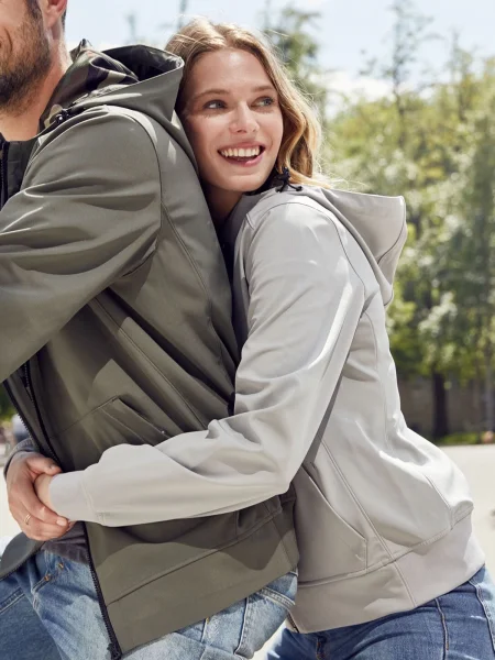 softshell-da-donna-personalizzato-james-nicholson-ladies-hooded-softshell-jacket-34.webp
