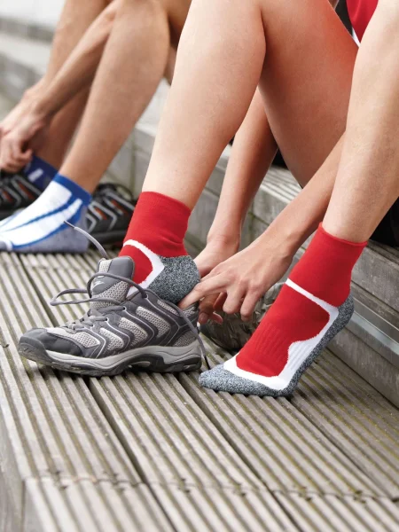 calze-sportive-in-tessuto-misto-con-punta-rifinita-a-mano-18.webp