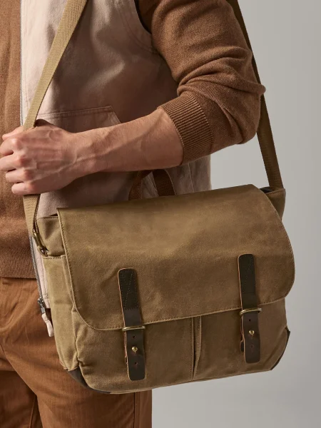 borsa-tracolla-porta-pc-personalizzata-quadra-heritage-waxed-canvas-messenger-10.webp