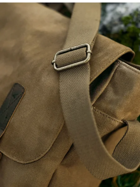 borsa-tracolla-porta-pc-personalizzata-quadra-heritage-waxed-canvas-messenger-11.webp