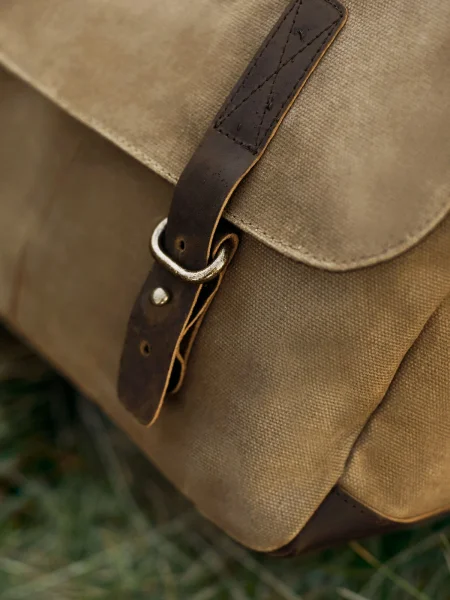 borsa-tracolla-porta-pc-personalizzata-quadra-heritage-waxed-canvas-messenger-12.webp