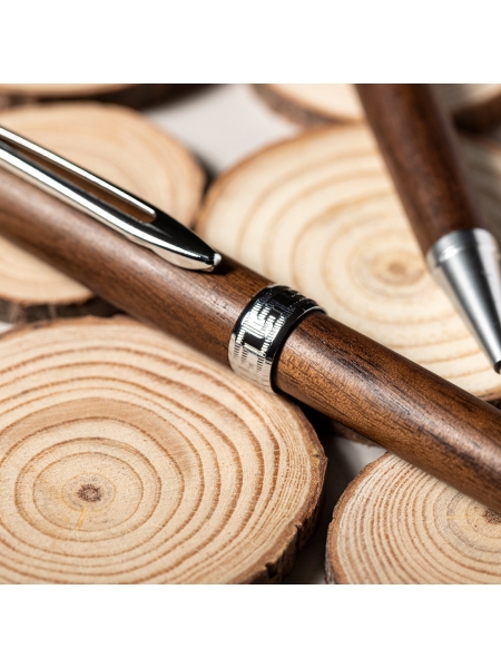 Penna in legno con corpo in noce personalizzata Lobart