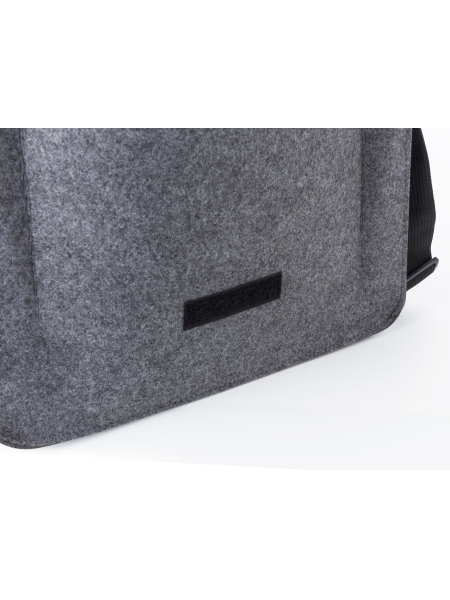 3_borsa-portacomputer-in-feltro-rpet-layla.jpg