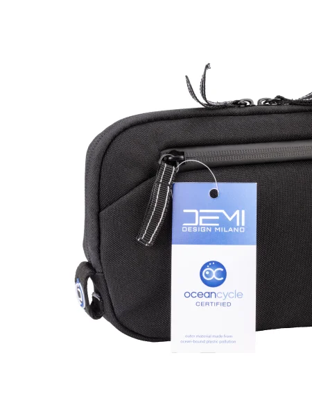 beauty-case-da-viaggio-ecologico-in-r-pet-personalizzato-demi-ocean-pouch-02-nero-16.webp