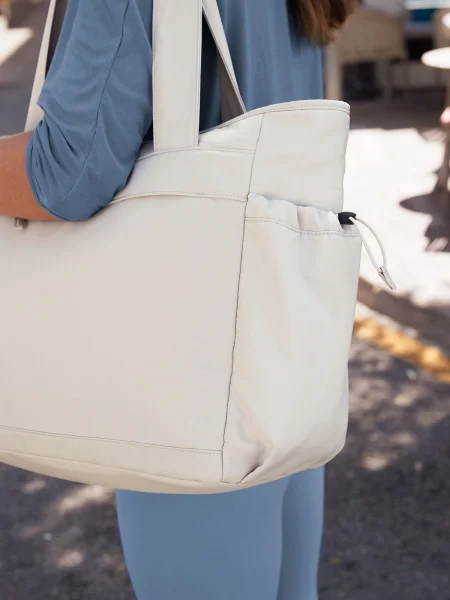 borse-per-laptop-in-poliestere-riciclato-quadra-studio-oversized-tote-12.webp