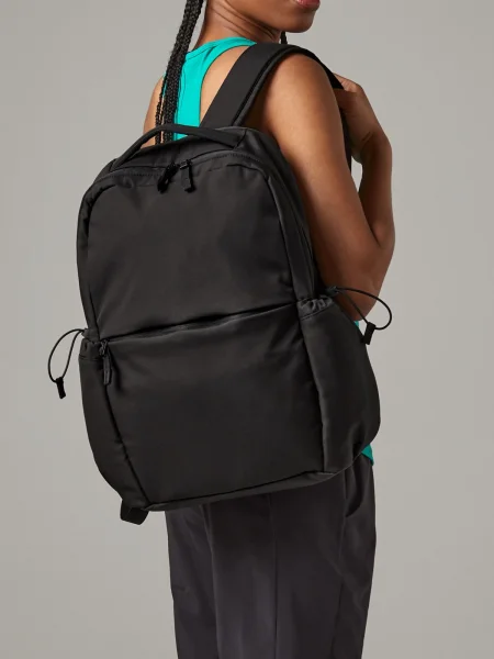 zaino-porta-pc-in-poliestere-riciclato-certificato-quadra-studio-backpack-11.webp