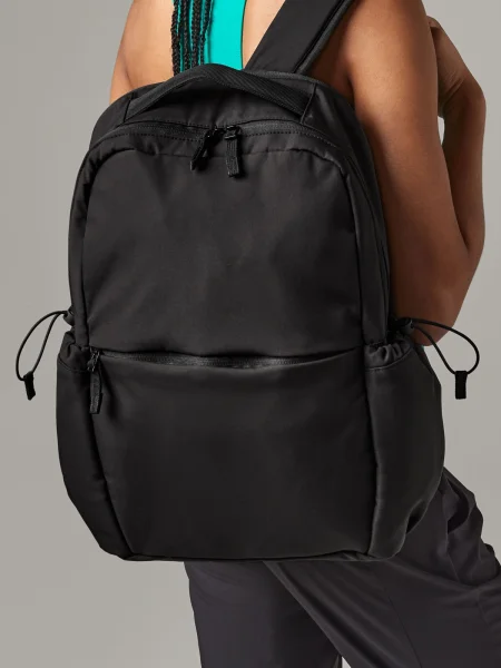 zaino-porta-pc-in-poliestere-riciclato-certificato-quadra-studio-backpack-12.webp