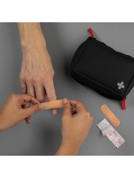 4_kit-pronto-soccorso-personalizzato-in-pu-riciclato-rcs.jpg