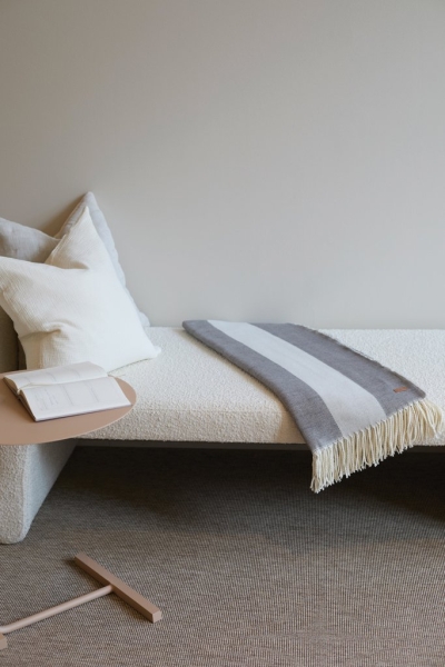 Coperta con motivo a righe VINGA Tella in polylana® Aware™