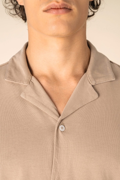 7_camicia-uomo-ecosostenibile-slavata-a-maniche-corte-con-collo-bowling-in-jersey.jpg