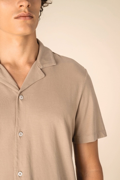 8_camicia-uomo-ecosostenibile-slavata-a-maniche-corte-con-collo-bowling-in-jersey.jpg