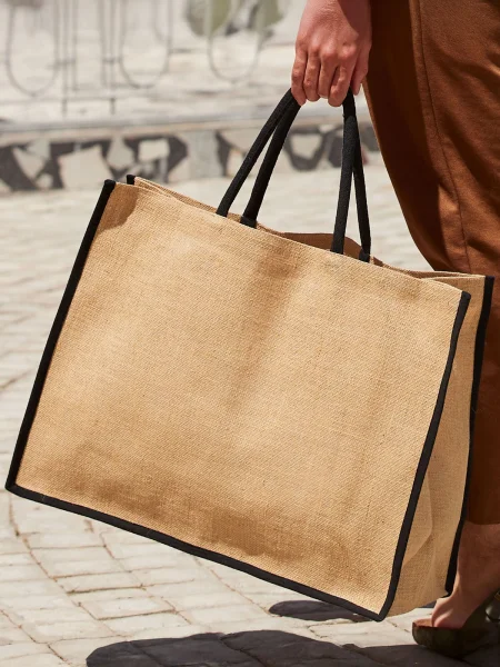 shopper-in-iuta-inamidata-naturale-market-10.webp