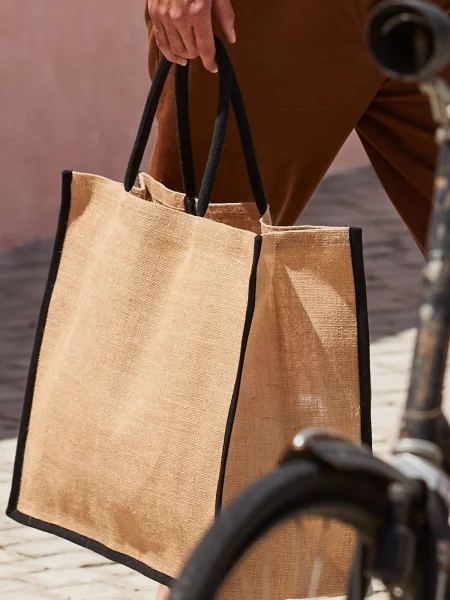 shopper-in-iuta-inamidata-naturale-market-11.webp