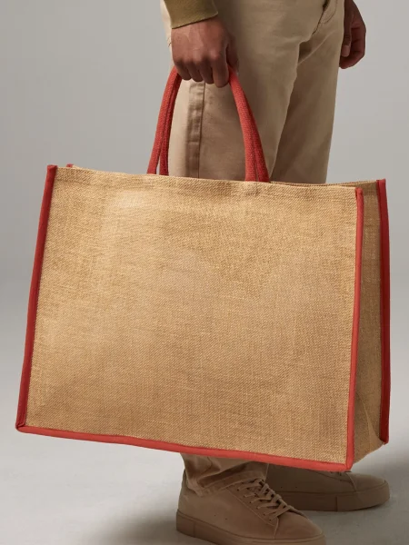 shopper-in-iuta-inamidata-naturale-market-9.webp