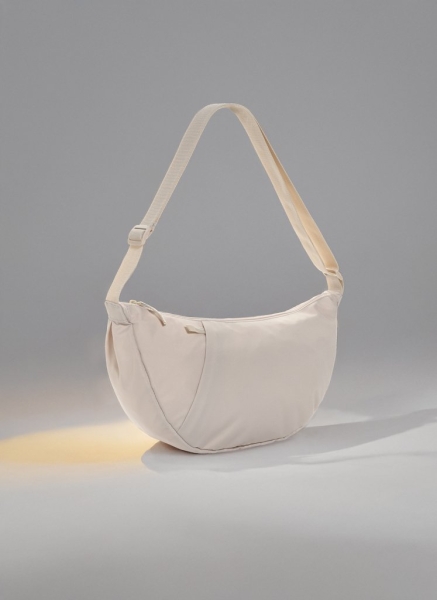 Borsa Monospalla a mezzaluna Crescent XL in rPET AWARE™