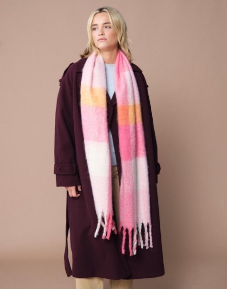 1_fluffy-check-scarf.jpg
