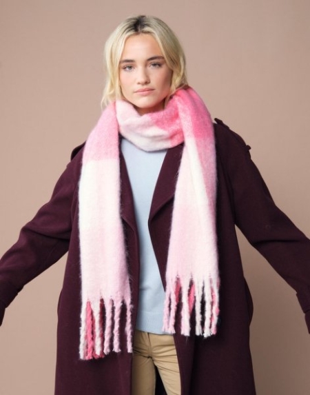 2_fluffy-check-scarf.jpg