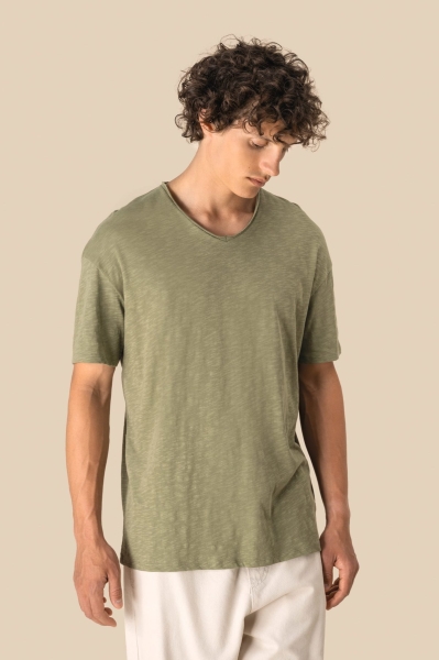 4_t-shirt-uomo-ecosostenibile-con-collo-slub-e-spalle-spioventi.jpg