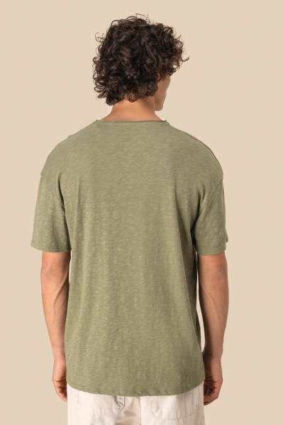5_t-shirt-uomo-ecosostenibile-con-collo-slub-e-spalle-spioventi.jpg