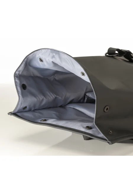 zaino-porta-pc-roll-top-personalizzabile-demi-design-milano-brera-recycled-02-nero-15.webp