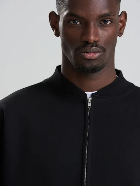 signature-heavyweight-bomber-sweat-3.webp
