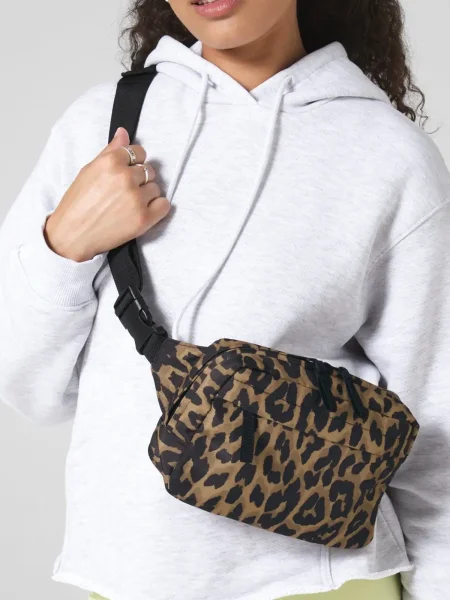 Marsupio a tracolla personalizzabile BagBase Leopard Print Cross Body Bag 2 L