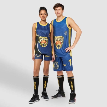 Completo da basket personalizzabile con scollo a O 145 gsm