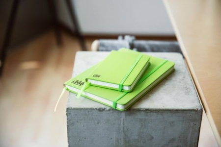 18_taccuino-a6-in-riciclato-pu-colorato-con-elastico-e-segnalibro.jpg