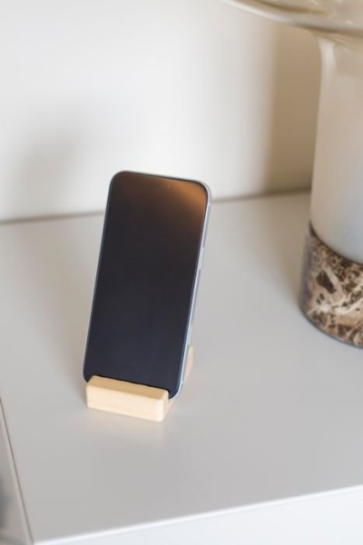2_supporto-telefono-in-legno-con-logo-online-su-stampasi.jpg