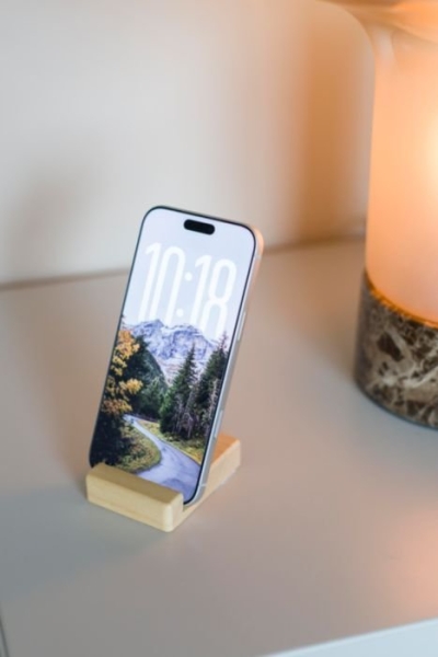 Supporto telefono in legno personalizzabile FSC® Nyla