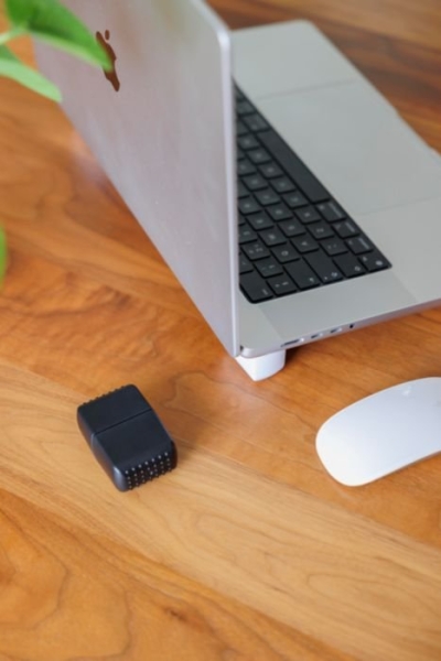 10_supporto-laptop-magnetico-con-logo-online-su-stampasi.jpg