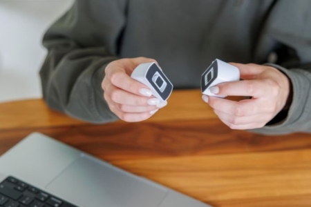 11_supporto-laptop-magnetico-con-logo-online-su-stampasi.jpg