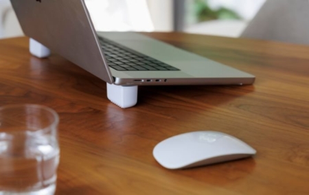 9_supporto-laptop-magnetico-con-logo-online-su-stampasi.jpg