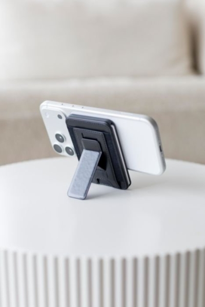 12_brandcharger-porta-carte-wally-stand-pro-riciclato.jpg